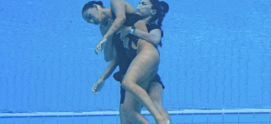 La nageuse synchronisée Anita Alvarez sauvée par son entraîneur alors qu’elle vient de s’évanouir lors des championnats du monde de natation en Hongrie